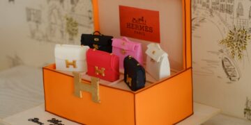 hermes marka küçük çantalar bir kutuda sergileniyor